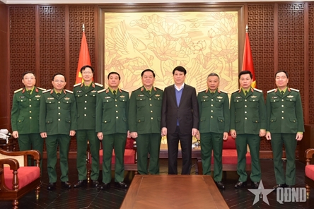 CMC, MND delegation visits incumbent and former Party, State, military leaders